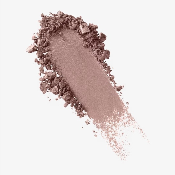 Mac Veluxe Pearl Eyeshadow Color:
All That Glitters
beige w/ gold pearl - Picture 2 of 4